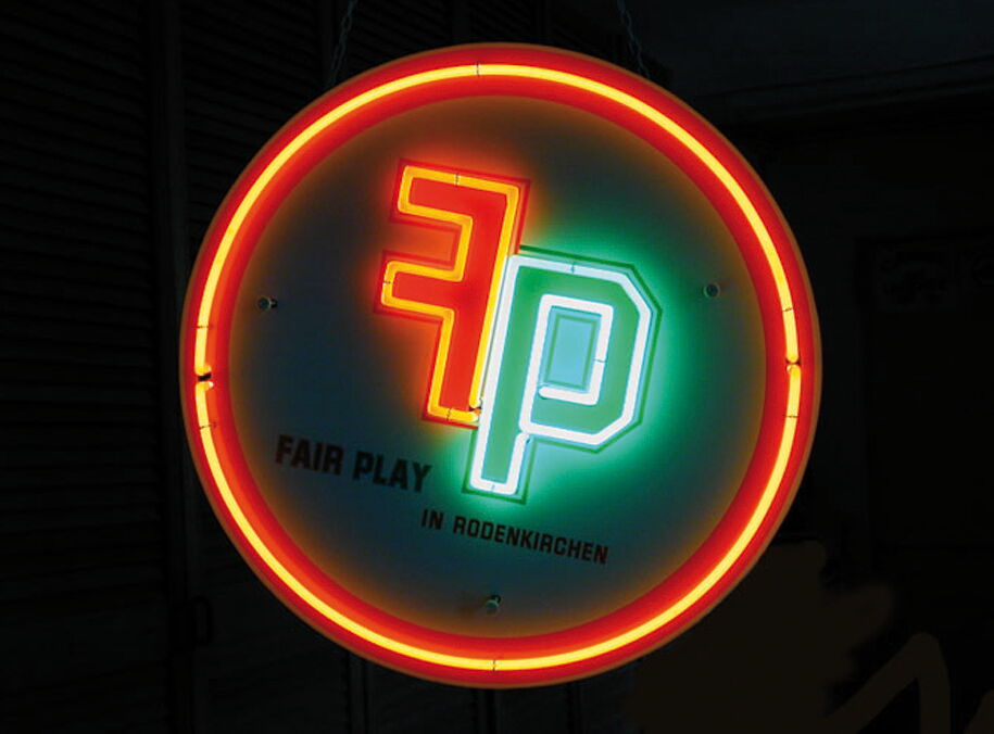 Rundes Neonschild mit leuchtendem Logo