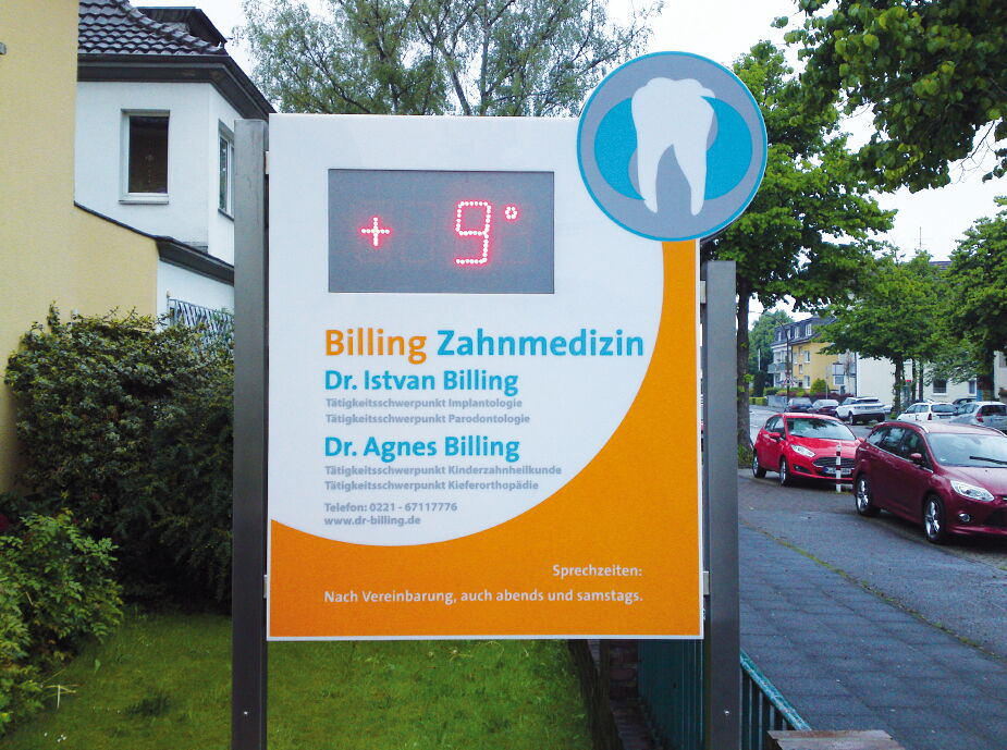 Freistehender Pylon einer Zahnarztpraxis mit Anzeige